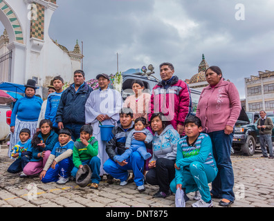 Eine Großfamilie gruppieren, um den Segen der Autos vor der Basilika unserer lieben Frau von Copacabana, Bolivien. Stockfoto