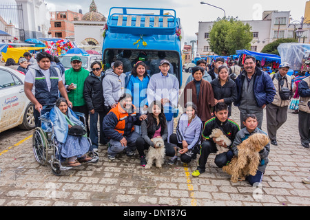 Eine Großfamilie gruppieren, um den Segen der Autos vor der Basilika unserer lieben Frau von Copacabana, Bolivien. Stockfoto