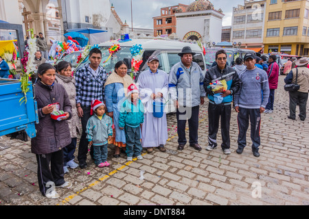 Eine Großfamilie gruppieren, um den Segen der Autos vor der Basilika unserer lieben Frau von Copacabana, Bolivien. Stockfoto