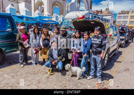 Eine Großfamilie gruppieren, um den Segen der Autos vor der Basilika unserer lieben Frau von Copacabana, Bolivien. Stockfoto