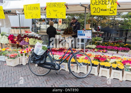 Blume-Marktstand verkaufen bunte Blumensträuße in Utrecht, Holland, mit niederländischen Fahrrad im Vordergrund Stockfoto