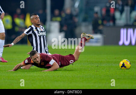 Turin, Italien. 6. Januar 2014. Arturo Vidal (L) von Juventus Turin wetteifert mit Francesco Totti der Roma in der italienischen Serie A Fußballspiel in Turin, Italien, 5. Januar 2014. Juventus gewann 3: 0. Bildnachweis: Alberto Lingria/Xinhua/Alamy Live-Nachrichten Stockfoto