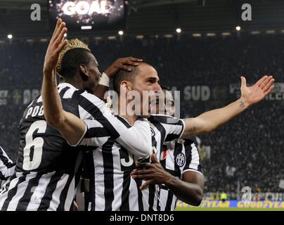 Turin, Italien. 6. Januar 2014. Leonardo Bonucci (C) von Juventus ist nach seinem Tor in der italienischen Serie A-Fußballspiel gegen die Roma in Turin, Italien, 5. Januar 2014 gratulierte. Juventus gewann 3: 0. Bildnachweis: Alberto Lingria/Xinhua/Alamy Live-Nachrichten Stockfoto