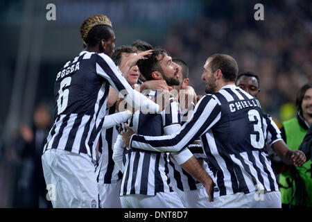 Turin, Italien. 6. Januar 2014. Von Mirko Vucinic (C) Juventus ist nach seinem Tor in der italienischen Serie A-Fußballspiel gegen die Roma in Turin, Italien, 5. Januar 2014 gratulierte. Juventus gewann 3: 0. Bildnachweis: Alberto Lingria/Xinhua/Alamy Live-Nachrichten Stockfoto