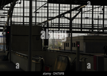 Dunkle innere Plattform Blick, Blick nach Osten, zwei Rolltreppen auf S-Bahnsteig Ostbahnhof (Ostbahnhof), Berlin Stockfoto