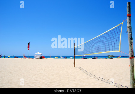 Beach Volleyball-Netz am Sandstrand in Portugal Stockfoto