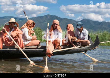 Myanmar Reisen und Menschen Bilder. Männer in traditioneller Kleidung Zeile mit der einzigartigen birmanischen Bein Rudern Stil gekleidet. Stockfoto