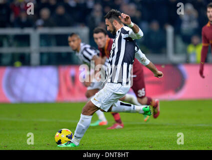 Turin, Italien. 6. Januar 2014. Mirko Vucinic von Juventus Turin nimmt einen Elfmeter in der italienischen Serie A-Fußballspiel gegen die Roma in Turin, Italien, 5. Januar 2014. Juventus gewann 3: 0. Bildnachweis: Alberto Lingria/Xinhua/Alamy Live-Nachrichten Stockfoto