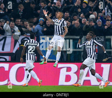 Turin, Italien. 6. Januar 2014. Arturo Vidal (C) Juventus der feiert in der italienischen Serie A-Fußballspiel gegen die Roma in Turin, Italien, 5. Januar 2014. Juventus gewann 3: 0. Bildnachweis: Alberto Lingria/Xinhua/Alamy Live-Nachrichten Stockfoto