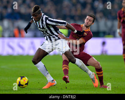 Turin, Italien. 6. Januar 2014. Paul Pogba (L) von Juventus Turin wetteifert mit Miralem Pjanic von Roma in der italienischen Serie A Fußballspiel in Turin, Italien, 5. Januar 2014. Juventus gewann 3: 0. Bildnachweis: Alberto Lingria/Xinhua/Alamy Live-Nachrichten Stockfoto