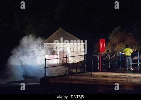 Swansea - UK 5. Januar 2014: Wellen, die über Gebäude, direkt am Meer bei Caswell Bucht in der Nähe von Swansea heute Abend an die Hih Gezeiten. Bildnachweis: Phil Rees/Alamy Live-Nachrichten Stockfoto