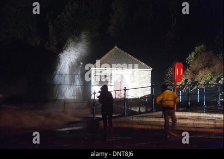 Swansea - UK 5. Januar 2014: Wellen, die über Gebäude, direkt am Meer bei Caswell Bucht in der Nähe von Swansea heute Abend an die Hih Gezeiten. Bildnachweis: Phil Rees/Alamy Live-Nachrichten Stockfoto