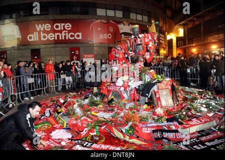 Lissabon, Panther ". 5. Januar 2014. Benfica Fans versammeln sich um die Statue des späten portugiesischer Fußballspieler Eusebio da Silva Ferreira, auch bekannt als der "schwarze Panther", außerhalb des Stadions Luz in Lissabon am 5. Januar 2014. Eusebio da Silva Ferreira starb der Herz-Lungen Verhaftung am frühen Sonntagmorgen im Alter von 71 Jahren. Bildnachweis: Zhang Liyun/Xinhua/Alamy Live-Nachrichten Stockfoto