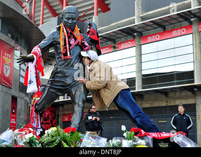 Lissabon, Panther ". 5. Januar 2014. Benfica Anhänger küsst die Statue des späten portugiesischer Fußballspieler Eusebio da Silva Ferreira, auch bekannt als der "schwarze Panther", außerhalb des Stadions Luz in Lissabon am 5. Januar 2014. Eusebio da Silva Ferreira starb der Herz-Lungen Verhaftung am frühen Sonntagmorgen im Alter von 71 Jahren. Bildnachweis: Zhang Liyun/Xinhua/Alamy Live-Nachrichten Stockfoto