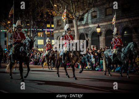 Barcelona, Spanien. 5. Januar 2014: die Pferd-Garde der städtischen Polizei führt die traditionellen Weisen Kavalkade durch die Straßen von Barcelona Credit: Matthi/Alamy Live-Nachrichten Stockfoto