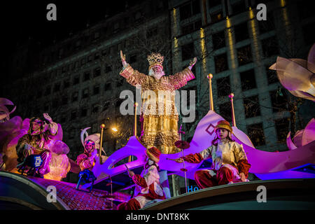 Barcelona, Spanien. 5. Januar 2014: Melchiors Kavalkade bei der traditionellen Parade der drei magischen Könige in Barcelona. Bildnachweis: Matthi/Alamy Live-Nachrichten Stockfoto