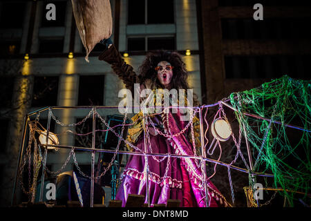 Barcelona, Spanien. 5. Januar 2014: die Kohle Cavalcade für die abgestürzten Kinder markiert das Ende der traditionelle Umzug der Heiligen drei Könige in Barcelona. Bildnachweis: Matthi/Alamy Live-Nachrichten Stockfoto