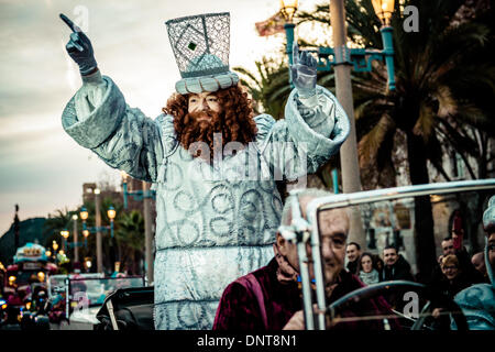 Barcelona, Spanien. 5. Januar 2014: König Gaspar verlässt den Hafen von Barcelona in einem klassischen Auto für die Kavalkade Sterndeuter Gruß Tausender Kinder sammeln die Straße Credit: Matthi/Alamy Live-Nachrichten Stockfoto