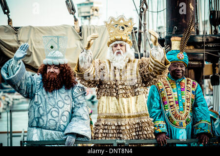 Barcelona, Spanien. 5. Januar 2014: die Heiligen drei Könige Könige, Gaspar, Melchior und Baltasar reicht bis zu der Stadt Barcelona in einem Segelboot von Tausenden von Kindern Credit erwartet: Matthi/Alamy Live-Nachrichten Stockfoto