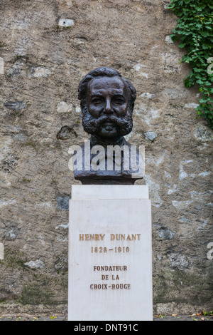 Büste von Henry Dunant, dem Gründer des Roten Kreuzes in einer Straße in Genf Stockfoto