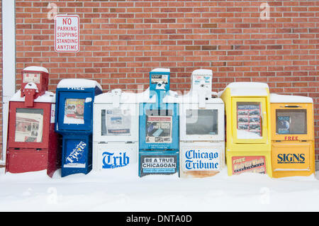 Chicago, Illinois, 5. Januar 2014. Schneebedeckte Zeitungsautomaten in westlichen Vororten.  Bewohner-Erfahrung, die sinkende Temperaturen begleitet von Schnee fallen, prognostiziert der Tag vor der Ankunft der gefährlich niedrigen Temperaturen oder zu erreichen eine Höhe von minus 26 ° C (abzüglich 15F), minus 40 ° C (abzüglich 40F) einschließlich der Auswirkungen von Wind chill. Bildnachweis: Stephen Chung/Alamy Live-Nachrichten Stockfoto