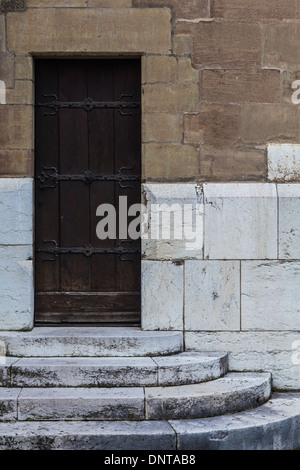 Alte Holztür in der Rückwand der Kathedrale St Pierre, Genf, Schweiz, Stockfoto