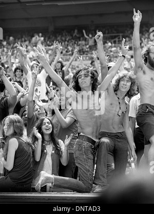 Shea Stadium, 06.08.1970---"Sommer-Festival für den Frieden"-Festival in New York City. Fans das Friedenszeichen zu erhöhen und die Musik genießen. Stockfoto