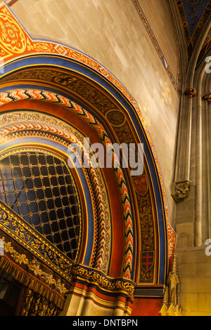 Gewölbte Einstieg in eine kleine Kapelle in der Kathedrale von St. Pierre, Genf, Schweiz Stockfoto