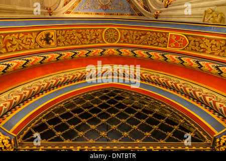 Dekorbogen in das Innere der Kathedrale von St. Pierre, Genf, Schweiz Stockfoto