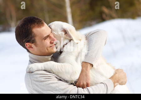 Winter-Labrador Retriever mit Besitzer Stockfoto