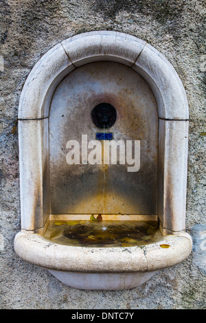 Trinkbrunnen in eine Mauer in der Altstadt von Genf, Schweiz Stockfoto