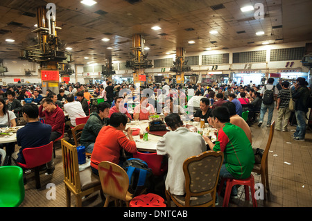 Pei Ho Straße gekocht Food Centre in Hong Kong Sham Shui Po Bezirk wird beschäftigt, während der Abend-rush Stockfoto