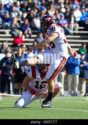 30. Dezember 2013 - El Paso, TX, Vereinigte Staaten von Amerika - 31. Dezember 2013 El Paso, TX... Virginia Tech Kicker (38) Michael Branthover Tritte ein Fieldgoal während der UCLA Vs Virginia Tech Football-Spiel. Die UCLA Bruins besiegte der Virginia Tech Hokies 42-12 Dienstag, 31. Dezember 2013 in die Hyundai Sun Bowl in El Paso, TX. (Obligatorische Credit: Juan Lainez / MarinMedia.org / Cal Sport Media) (Komplette Fotograf und Kreditkarte erforderlich) Stockfoto