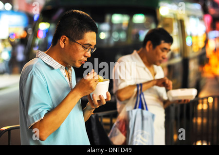 Zwei Jungs Straße Essen, Causeway Bay, Hong Kong Stockfoto