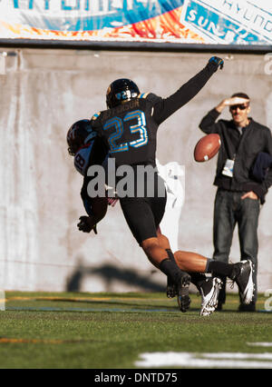 30. Dezember 2013 - El Paso, TX, Vereinigte Staaten von Amerika - 31. Dezember 2013 El Paso, TX... UCLA Defensive zurück (23) Anthony Jefferson Pausen auf einen potenziellen Touchdown verzichten während der UCLA Vs Virginia Tech Football-Spiel. Die UCLA Bruins besiegte der Virginia Tech Hokies 42-12 Dienstag, 31. Dezember 2013 in die Hyundai Sun Bowl in El Paso, TX. (Obligatorische Credit: Juan Lainez / MarinMedia.org / Cal Sport Media) (Komplette Fotograf und Kreditkarte erforderlich) Stockfoto