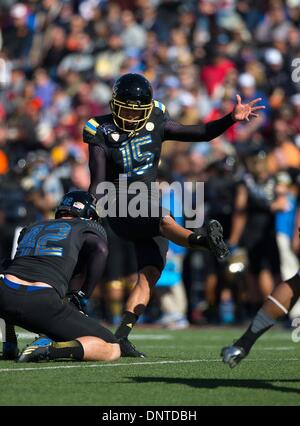 30. Dezember 2013 - El Paso, TX, Vereinigte Staaten von Amerika - 31. Dezember 2013 El Paso, TX... UCLA Kicker (15) Ka'imi Fairbairn versuchen ein Fieldgoal während der UCLA Vs Virginia Tech Football-Spiel. Die UCLA Bruins besiegte der Virginia Tech Hokies 42-12 Dienstag, 31. Dezember 2013 in die Hyundai Sun Bowl in El Paso, TX. (Obligatorische Credit: Juan Lainez / MarinMedia.org / Cal Sport Media) (Komplette Fotograf und Kreditkarte erforderlich) Stockfoto
