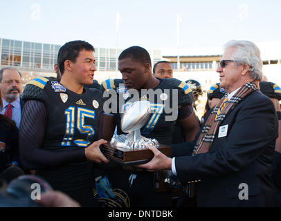 31. Dezember 2013 - El Paso, TX, Vereinigte Staaten von Amerika - 31. Dezember 2013 El Paso, TX... UCLA Kicker (15) Ka'imi Fairbairn akzeptiert die John Folmer MVP spezielle Teams Spieler Trophy nach der UCLA Vs Virginia Tech Football-Spiel. Die UCLA Bruins besiegte der Virginia Tech Hokies 42-12 Dienstag, 31. Dezember 2013 in die Hyundai Sun Bowl in El Paso, TX. (Obligatorische Credit: Juan Lainez / MarinMedia.org / Cal Sport Media) (Komplette Fotograf und Kreditkarte erforderlich) Stockfoto