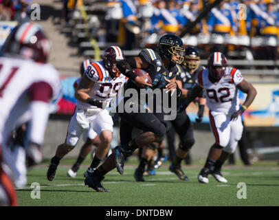 30. Dezember 2013 - El Paso, TX, Vereinigte Staaten von Amerika - 31. Dezember 2013 El Paso, TX... UCLA quarterback (17) Brett Hundley Binsen für ein First Down während der UCLA Vs Virginia Tech Football-Spiel. Die UCLA Bruins besiegte der Virginia Tech Hokies 42-12 Dienstag, 31. Dezember 2013 in die Hyundai Sun Bowl in El Paso, TX. (Obligatorische Credit: Juan Lainez / MarinMedia.org / Cal Sport Media) (Komplette Fotograf und Kreditkarte erforderlich) Stockfoto