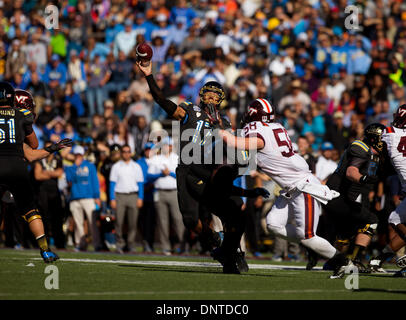 30. Dezember 2013 - El Paso, TX, Vereinigte Staaten von Amerika - 31. Dezember 2013 El Paso, TX... UCLA Quarterback (17) Brett Hundley wirft einen Pass im 2. Quartal des UCLA Vs Virginia Tech Football-Spiel. Die UCLA Bruins besiegte der Virginia Tech Hokies 42-12 Dienstag, 31. Dezember 2013 in die Hyundai Sun Bowl in El Paso, TX. (Obligatorische Credit: Juan Lainez / MarinMedia.org / Cal Sport Media) (Komplette Fotograf und Kreditkarte erforderlich) Stockfoto
