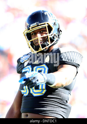 30. Dezember 2013 - El Paso, TX, Vereinigte Staaten von Amerika - 31. Dezember 2013 El Paso, TX... UCLA Linebacker (10) Myles Jack, ein bisschen Spaß während der UCLA Vs Virginia Tech Football-Spiel. Die UCLA Bruins besiegte der Virginia Tech Hokies 42-12 Dienstag, 31. Dezember 2013 in die Hyundai Sun Bowl in El Paso, TX. (Obligatorische Credit: Juan Lainez / MarinMedia.org / Cal Sport Media) (Komplette Fotograf und Kreditkarte erforderlich) Stockfoto