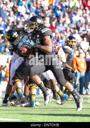 30. Dezember 2013 - El Paso, TX, Vereinigte Staaten von Amerika - 31. Dezember 2013 El Paso, TX... UCLA zurück (9) Paul Perkins eilt zum Touchdown während der UCLA Vs Virginia Tech Fußballspiel läuft. Die UCLA Bruins besiegte der Virginia Tech Hokies 42-12 Dienstag, 31. Dezember 2013 in die Hyundai Sun Bowl in El Paso, TX. (Obligatorische Credit: Juan Lainez / MarinMedia.org / Cal Sport Media) (Komplette Fotograf und Kreditkarte erforderlich) Stockfoto