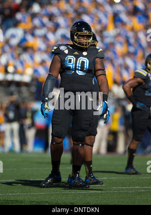 30. Dezember 2013 - El Paso, TX, Vereinigte Staaten von Amerika - 31. Dezember 2013 El Paso, TX... UCLA Linebacker (90) wird Ellis McCarthy während der UCLA Vs Virginia Tech Football-Spiel festgelegt. Die UCLA Bruins besiegte der Virginia Tech Hokies 42-12 Dienstag, 31. Dezember 2013 in die Hyundai Sun Bowl in El Paso, TX. (Obligatorische Credit: Juan Lainez / MarinMedia.org / Cal Sport Media) (Komplette Fotograf und Kreditkarte erforderlich) Stockfoto