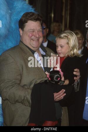 29. Oktober 2001 - K23207MR: Monster INC. PREMIERE.EL CAPITAN THEATER, HOLLYWOOD, CA 10/28/2001.JOHN GOODMAN und MARY GIBBS. MILAN RYBA / 2001 (Kredit-Bild: © Globe Photos/ZUMAPRESS.com) Stockfoto