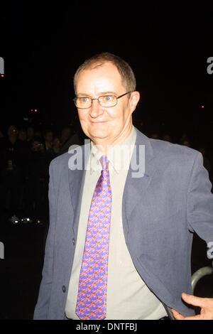 3. Dezember 2001 - K23536JBB: 12/2/01.THE Welt-PREMIERE von dem FILM'' IRIS AT PARIS THEATER IN New York... JIM BROADBENT. JOHN BARRETT / 2001 (Kredit-Bild: © Globe Photos/ZUMAPRESS.com) Stockfoto