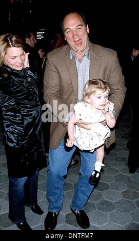 5. März 2002 - K24280MR: Feier, La-Bereich bei Risiko-Kinder profitieren. JILLIAN ES HI LIFE GASSEN, UNIVERSAL CITY, CA 03/04/2002.JIM BELUSHI UND FRAU JENNY MIT TOCHTER JAMIE. MILAN RYBA / 2002 (Kredit-Bild: © Globe Photos/ZUMAPRESS.com) Stockfoto