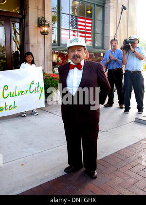 18. Juni 2002 - CA, USA - K25356MR: '' LOLLIPOP Gilde '' MUNCHKIN Kämpfe für MUNCHKIN HOTEL. JERRY MAREN, EINES DER LETZTEN SERVIVING MUNCHKINS AUS DEM 1939 FILM '' THE WIZARD OF OZ'', AUFGEGRIFFEN HAT DER FALL DES CULVER CITY HOTEL, WO DIE KLEINEN KLEINEN AKTEURE PORTRÄTIERT DIE MUNCHKINS DREI AUF EINEM BETT WÄHREND DER DREHARBEITEN AUSGEBUCHT WAREN.  MAREN ÄUßERTE SEINE BESORGNIS FEST, DASS DIE LANDMARK-HO Stockfoto