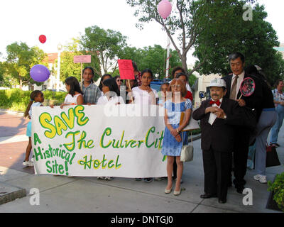 18. Juni 2002 - CA, USA - K25356MR: '' LOLLIPOP Gilde '' MUNCHKIN Kämpfe für MUNCHKIN HOTEL. JERRY MAREN, EINES DER LETZTEN SERVIVING MUNCHKINS AUS DEM 1939 FILM '' THE WIZARD OF OZ'', AUFGEGRIFFEN HAT DER FALL DES CULVER CITY HOTEL, WO DIE KLEINEN KLEINEN AKTEURE PORTRÄTIERT DIE MUNCHKINS DREI AUF EINEM BETT WÄHREND DER DREHARBEITEN AUSGEBUCHT WAREN.  MAREN ÄUßERTE SEINE BESORGNIS FEST, DASS DIE LANDMARK-HO Stockfoto