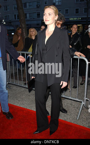 11. April 2002 - K24680AR: '' ENIGMA'' PREMIERE zugunsten des INTERNATIONAL RESCUE COMMITTEE. IM BEEKMAN THEATRE IN NEW YORK CITY 11.04.02. ANDREA RENAULT / 2002.KATE WINSLET (Kredit-Bild: © Globe Photos/ZUMAPRESS.com) Stockfoto