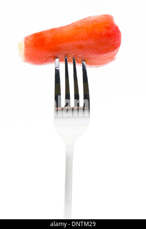 Rosenapfel Stück mit Gabel isoliert auf weiss. Stockfoto