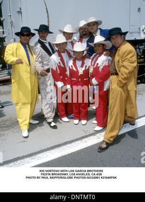 29. April 2001 - KID NORTENO mit LOS GARCIA Brüder. FIESTA BROADWAY, LOS ANGELES, CA 4/29. PAUL SKIPPER / 2001 K21645PSK (Kredit-Bild: © Globe Photos/ZUMAPRESS.com) Stockfoto